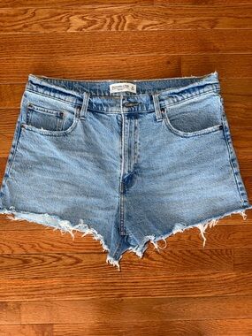 Abercrombie has & Fitch The 90’s Relaxed Cutoff Short. High Rise